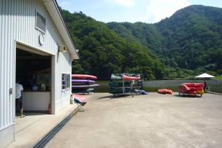 カヌー体験は、円山川公苑の一番奥の池です