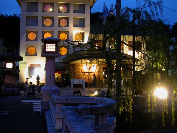 地蔵湯　夕方の城崎温泉は、所々ライトアップされ風情ある町並みとなります